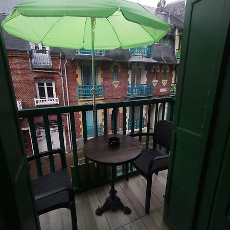 Appartement avec Balcon au 1er étage Vue latérale Mer à 50 mètres de la plage à Mers les Bains. Mers-les-Bains Exterior foto