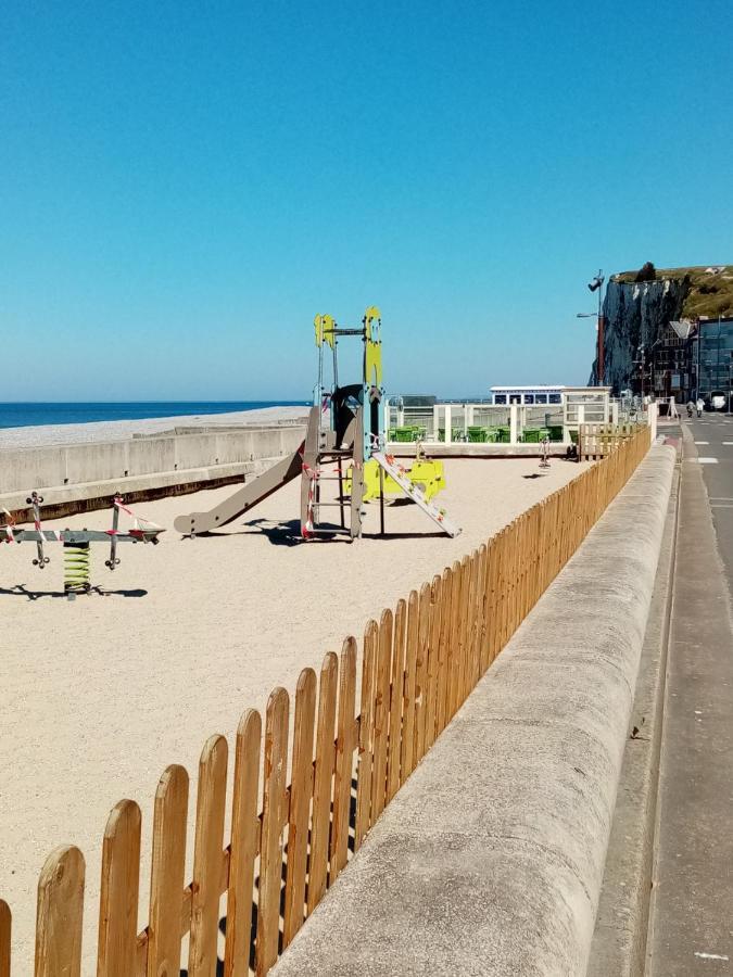 Appartement avec Balcon au 1er étage Vue latérale Mer à 50 mètres de la plage à Mers les Bains. Mers-les-Bains Exterior foto