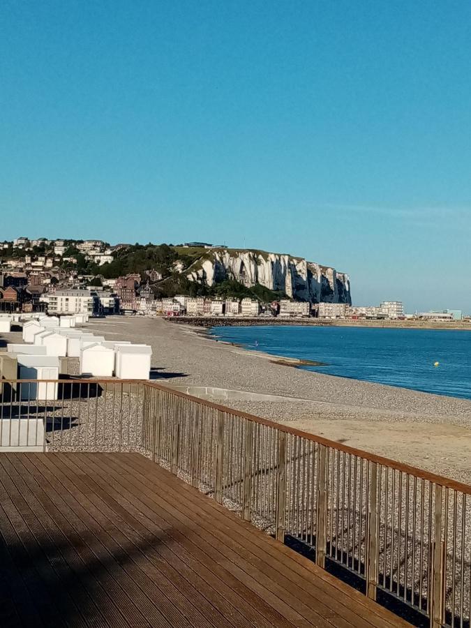 Appartement avec Balcon au 1er étage Vue latérale Mer à 50 mètres de la plage à Mers les Bains. Mers-les-Bains Exterior foto