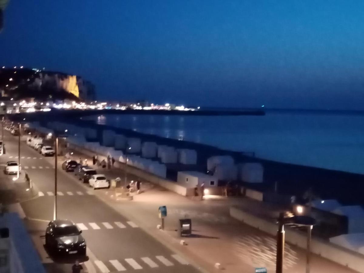 Appartement avec Balcon au 1er étage Vue latérale Mer à 50 mètres de la plage à Mers les Bains. Mers-les-Bains Exterior foto